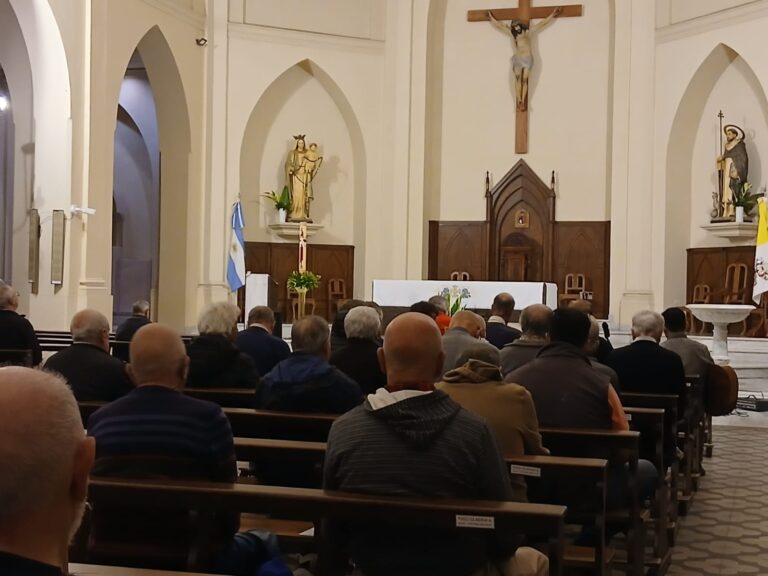 Madrugadores celebran décadas de fe y oración en encuentros quincenales