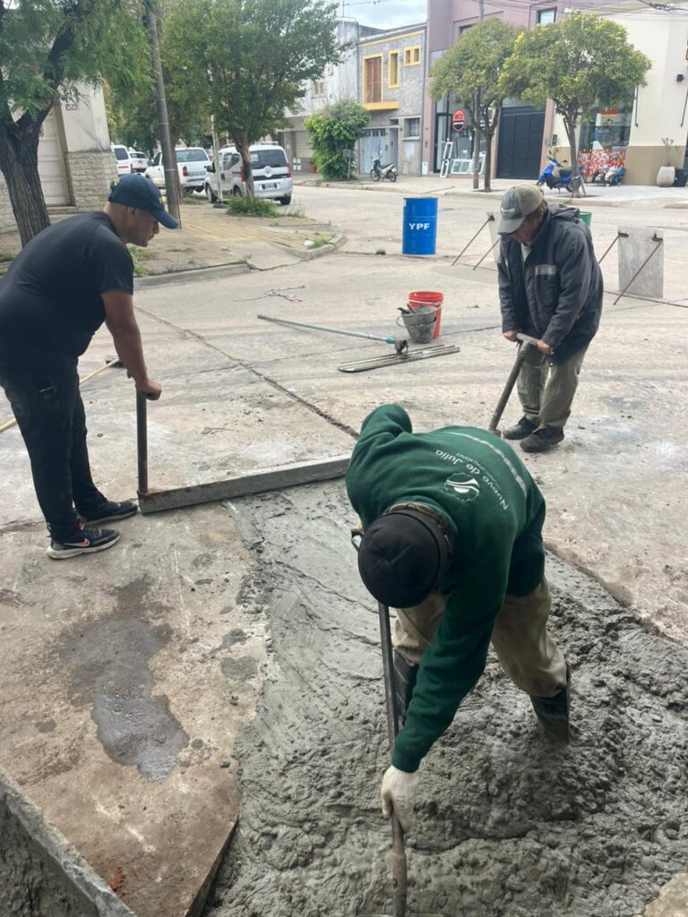 Bacheo céntrico: se completan los paños en la esquina de Cavallari y San Juan