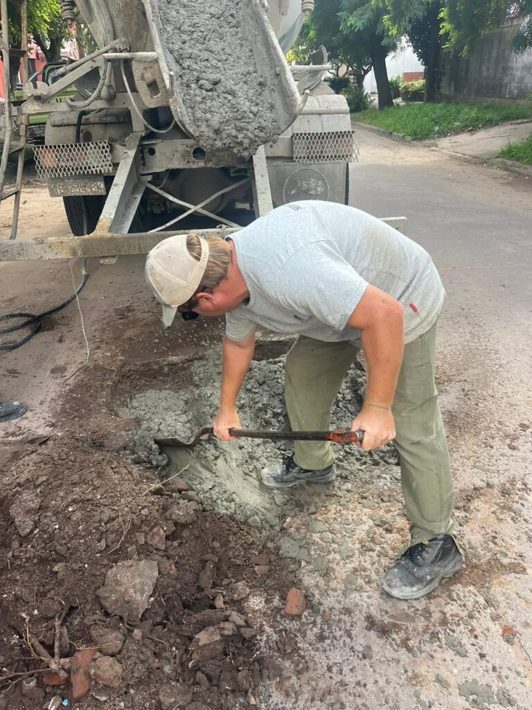 Bacheo en calle San Juan: mejoras viales en el tramo entre Urquiza y Sarmiento