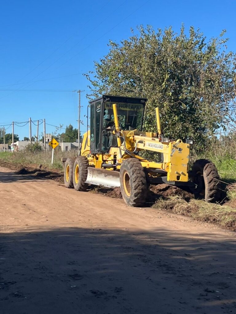 Avanzan trabajos de reparación y nivelación de calles