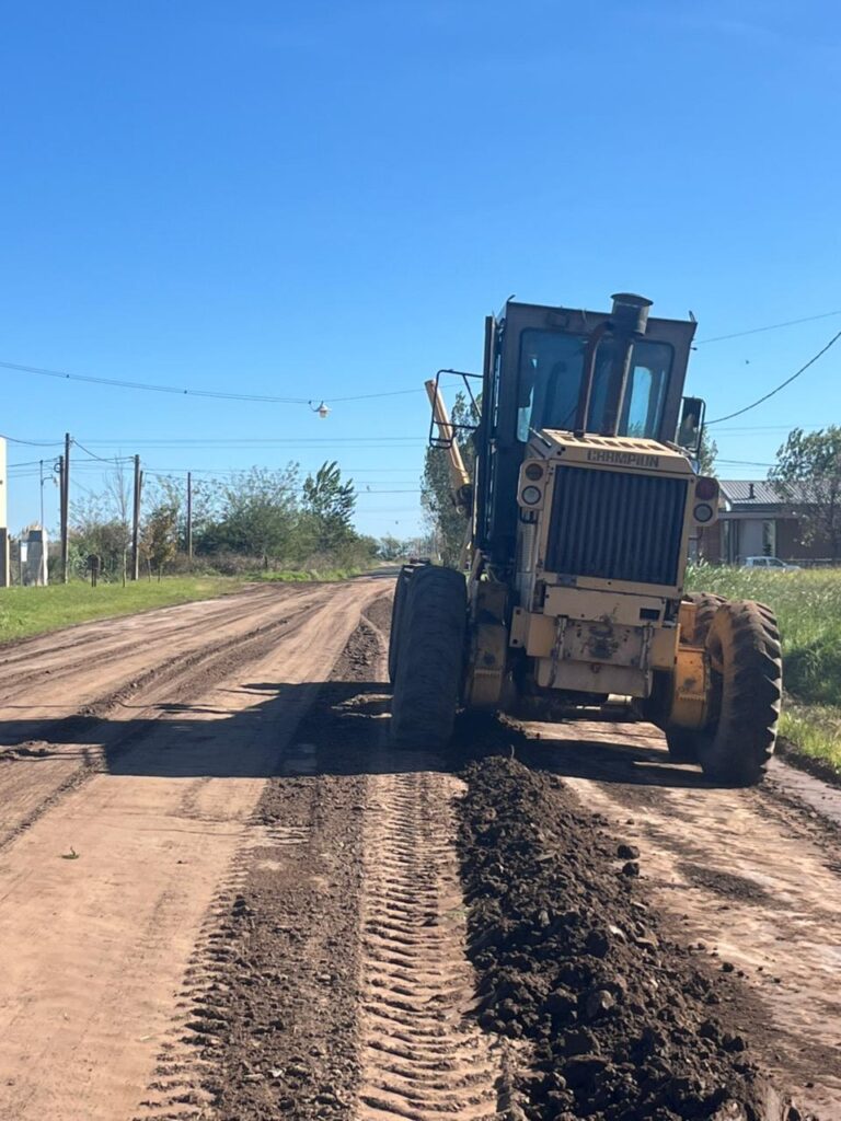 Avanzan las tareas de reperfilado y nivelado de calles en distintos sectores de la ciudad