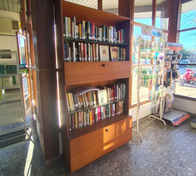 Cuando la lectura cura: una farmacia de Bragado sumó libros que pueden ser consultados