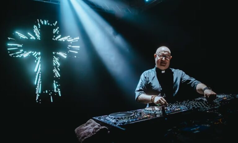 Fe y techno se encontraron en Plaza de Mayo: el cura DJ Guilherme Peixoto rindió homenaje al papa Francisco