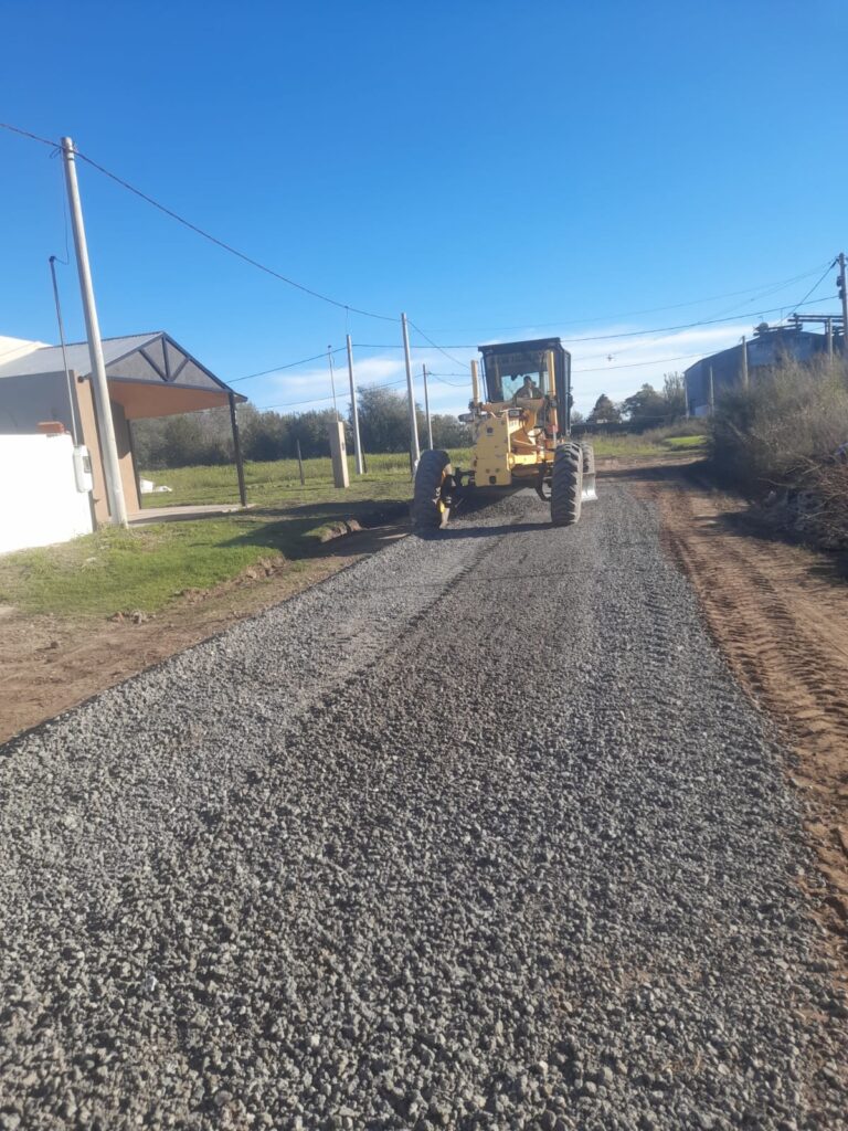 Avanzan las mejoras viales con colocación de piedra en calles Güemes y Yapeyú