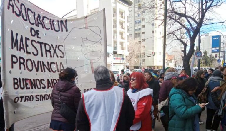 La docencia Bonaerense reclama con una olla popular