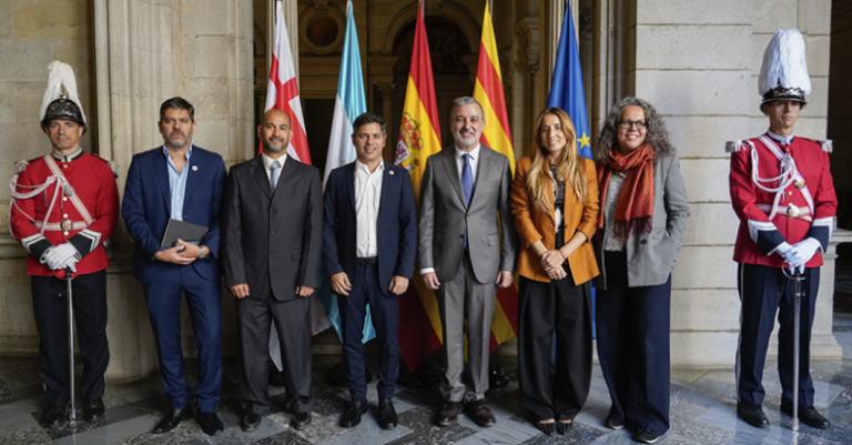Una entidad pública cubrió el alojamiento y viáticos de la gira de Kicillof en España, mientras la comitiva afrontó los pasajes