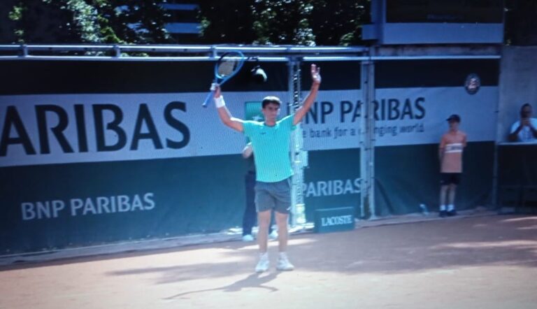 Mariano Navone debutó con autoridad en Roland Garros y avanzó a segunda ronda
