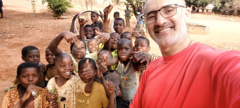 Desde Mozambique, el padre Guillermo Gómez impulsa una transformación en Quixaxe: predica, educa, creó un equipo femenino de San Lorenzo y continúa la búsqueda de agua