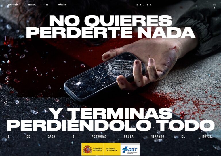Multarán a peatones por cruzar mirando el celular: una medida que busca reducir siniestros viales