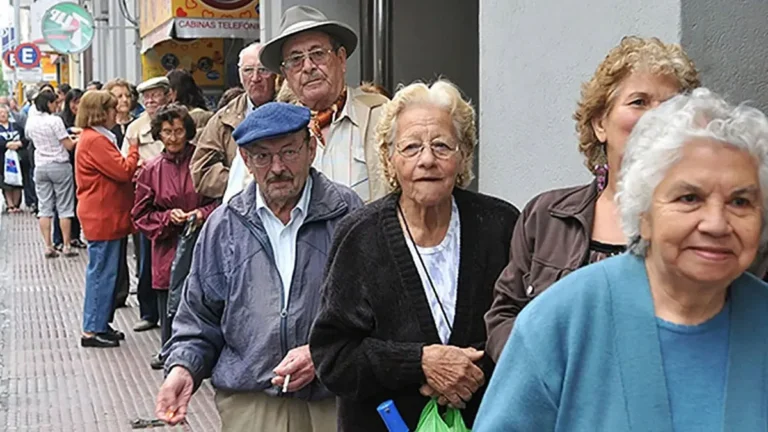 La desigualdad se profundiza en la vejez: casi la mitad de los hogares tuvo ingresos insuficientes