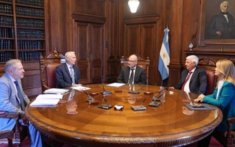 Entrega del proyecto de Autarquía Judicial a las autoridades de la Legislatura provincial