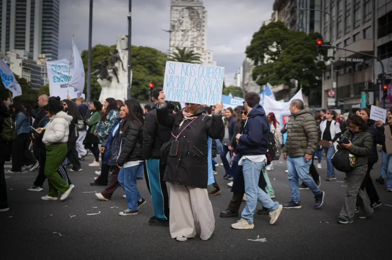 Salud pública: multitudinaria marcha en Plaza de Mayo contra el ajuste y el desfinanciamiento sanitario