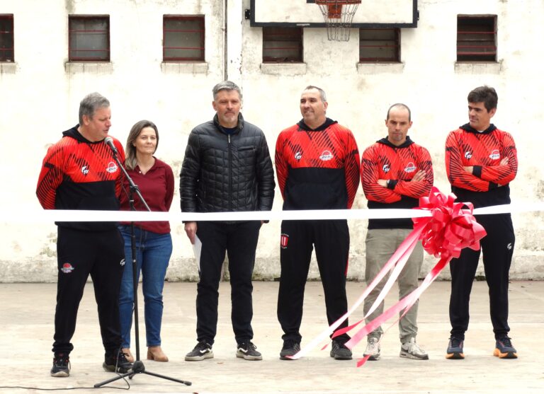 El Club Atlético inauguró su nueva cancha externa de básquetbol en una emotiva jornada histórica