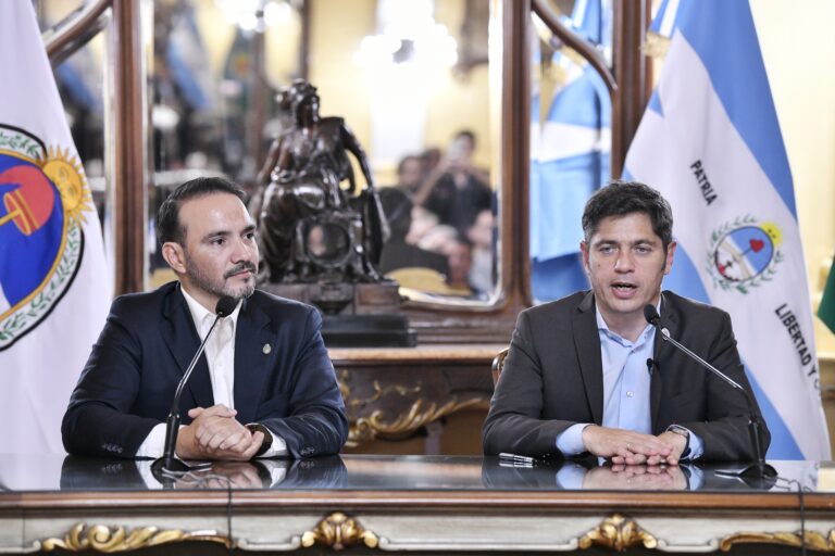 Kicillof suscribió convenios de cooperación con el gobernador Juan Pablo Valdés para fortalecer la producción y la integración regional