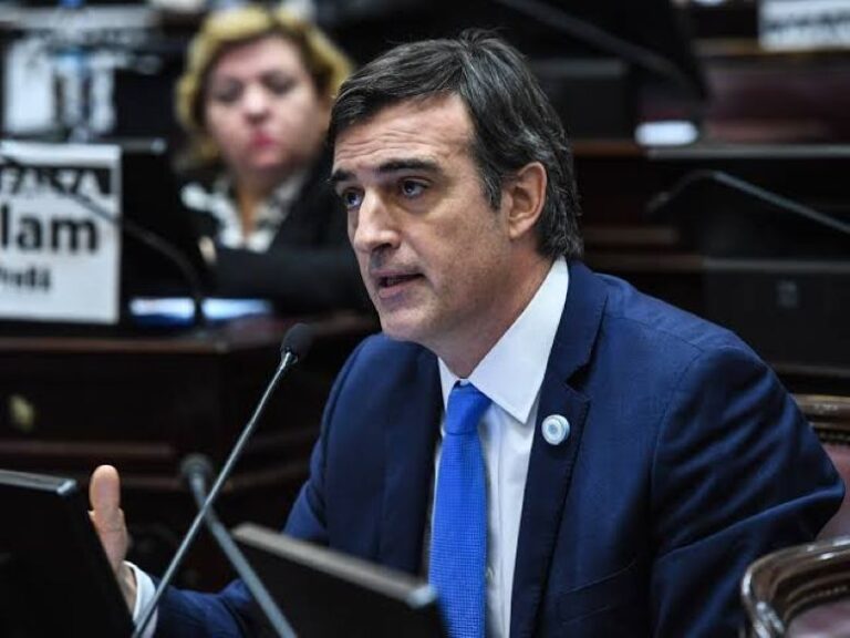 Esteban Bullrich renunció al PRO y acusó al partido de blindar a Adorni