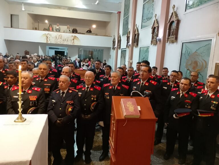 Bomberos Voluntarios celebraron su día con una emotiva misa y homenaje en el monumento de Plaza Italia