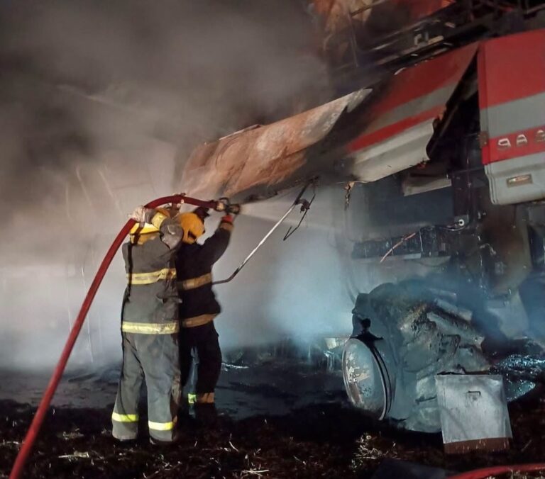 Incendio total de una cosechadora en la zona rural entre Dennehy y Naón