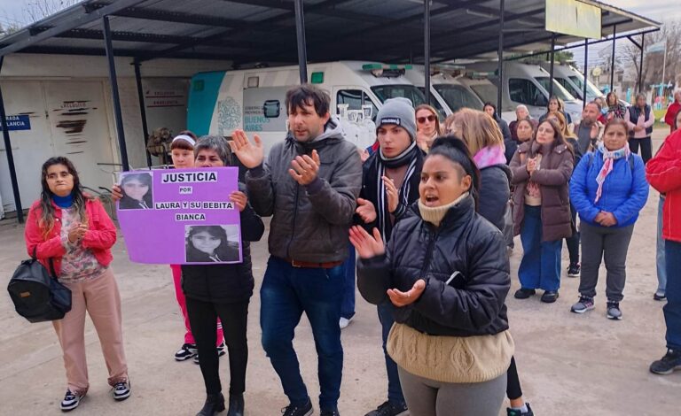 Plaza España: marcha y reclamo de justicia por la muerte de una embarazada y su bebé frente al Hospital Julio de Vedia