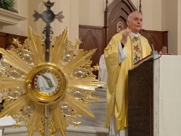 “La Eucaristía es el corazón que da vida a nuestra comunidad”, destacó monseñor Ariel Torrado Mosconi en la celebración de Corpus Christi