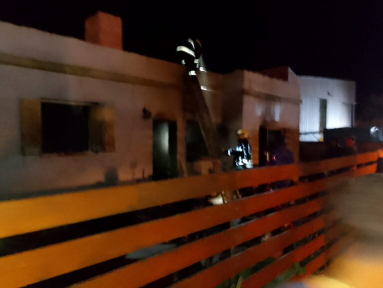 Carlos María Naón: un incendio en una vivienda movilizó a dos dotaciones de Bomberos