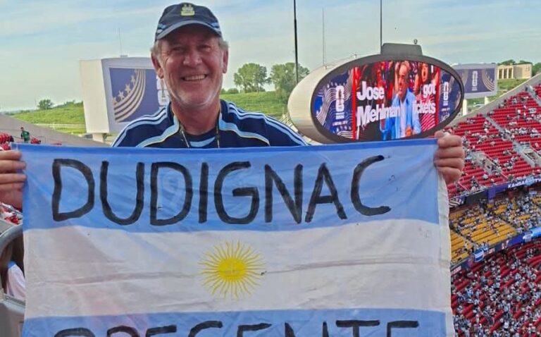 Vecino de Dudignac al lado de Messi y la selección