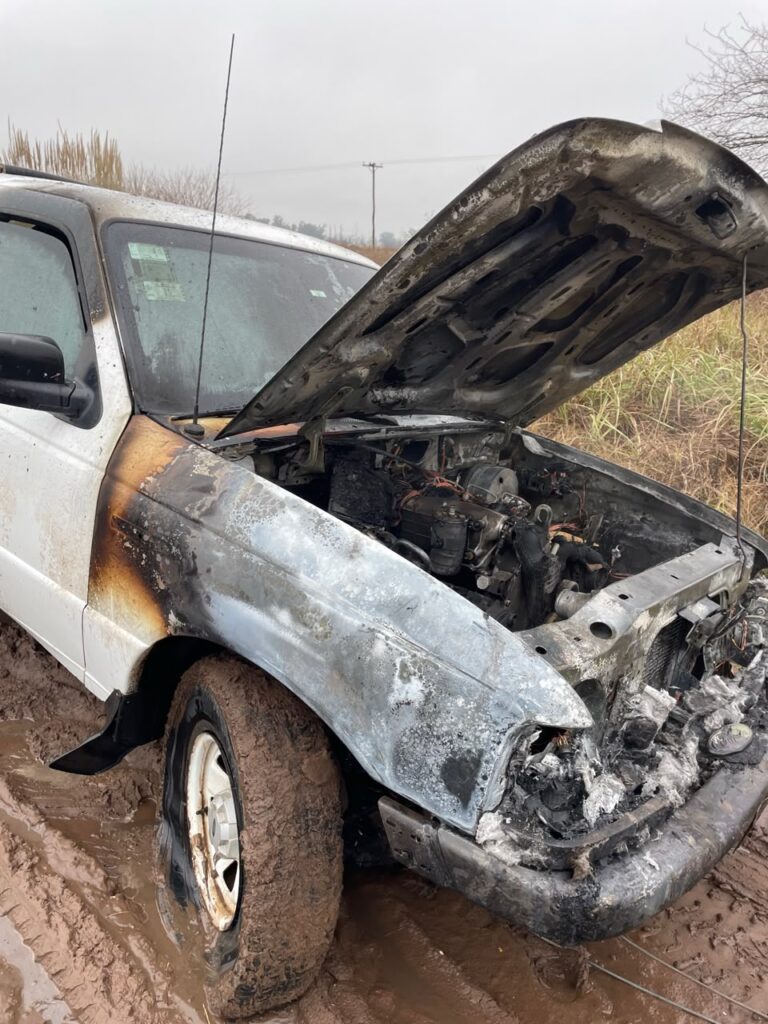 Un incendio destruyó una camioneta de una familia de Nueve de Julio en el camino Morea- Dudignac