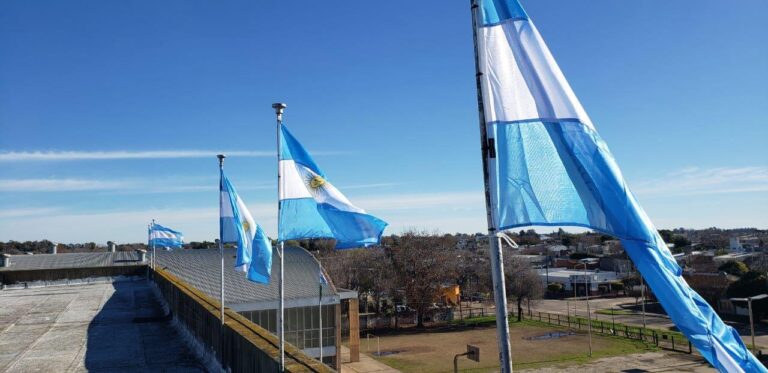 El Club de Leones de Nueve de Julio donó banderas para embellecer el frente de la Escuela Normal Superior