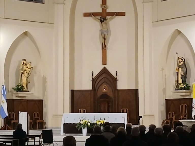 Más de 30 varones desafiaron el frío para participar del Rosario de los Madrugadores del 9 en la Catedral