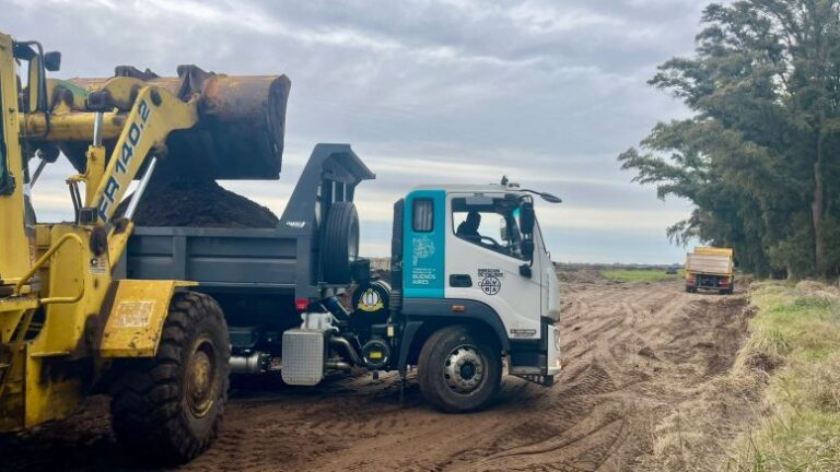 Avanza la reconstrucción de caminos rurales