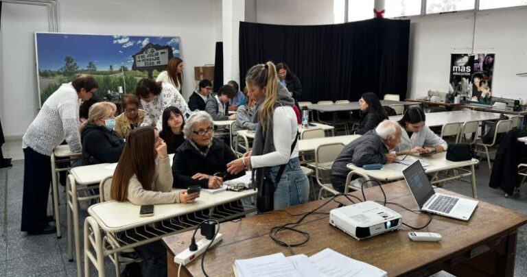 Segundo taller gratuito para que adultos mayores aprendan a usar el celular