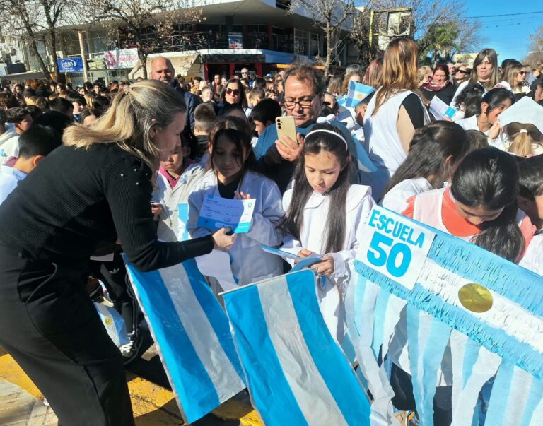 Más de 800 alumnos prometieron lealtad a la Bandera en una emotiva ceremonia en Plaza Belgrano
