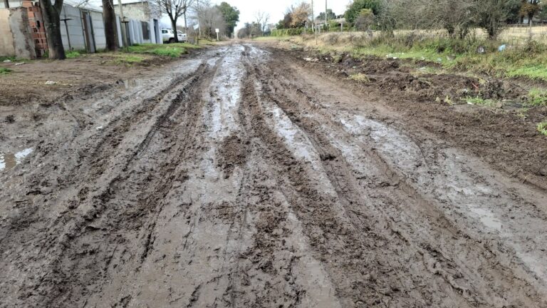 Vecinos piden la finalización de una obra que dejó intransitable un tramo de calle Lugones
