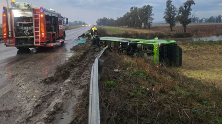 Un micro cayó de un puente en la Ruta 7 a la altura de Carmen de Areco