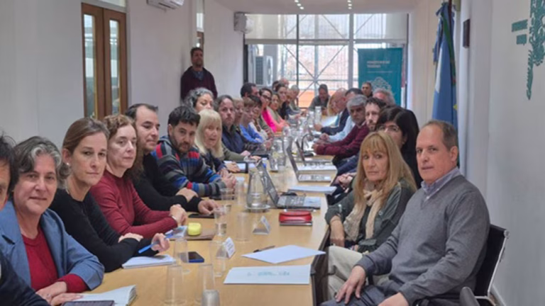 La Provincia acordó con los gremios docentes y estatales un aumento salarial del 7% en dos tramos