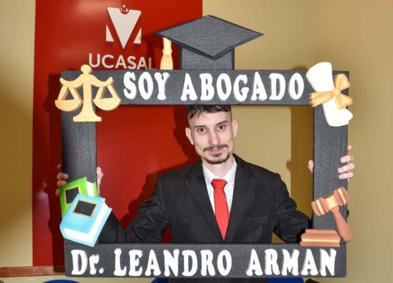 Joven nuevejuliense se graduó de abogado en UCASAL y celebró el logro junto a su familia
