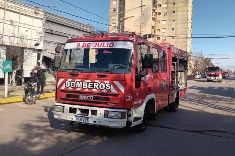 Con un desfile institucional, los Bomberos Voluntarios de Nueve de Julio celebraron sus 80 años