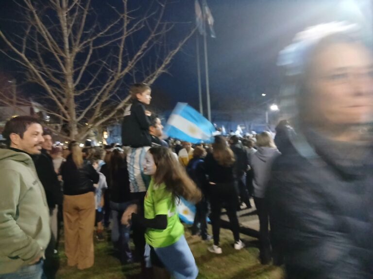 Plaza Belgrano fue una fiesta: una multitud nuevejuliense celebró el triunfo de Argentina sobre Inglaterra