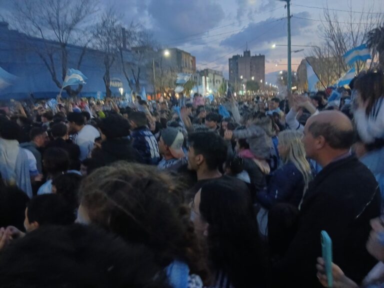 Disturbios en Plaza Belgrano: dos aprehendidos y un policía herido tras los festejos por el pase de Argentina a la final