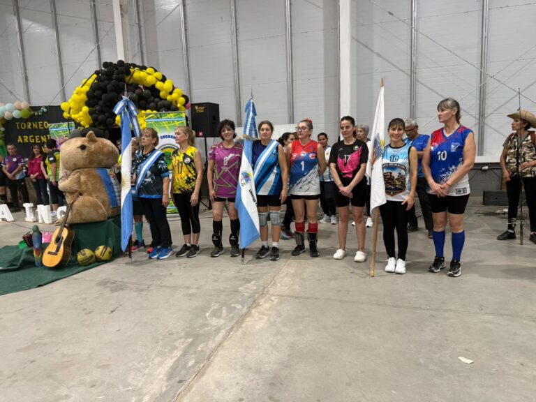 El equipo Ni Ni Fem, con jugadoras del CEF Nº 101, logró un destacado cuarto puesto en el Argentino Femenino +50