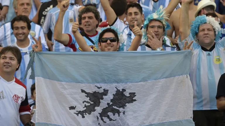 Argentina-Inglaterra: prohibirán el ingreso de banderas de Malvinas al estadio