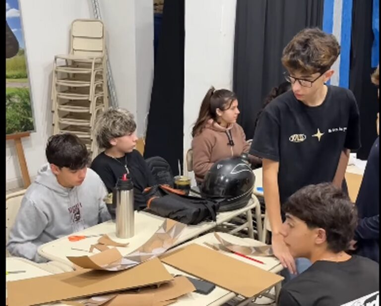 Los jóvenes avanzan con el Mural Colectivo del proyecto “Energía Que Nos Une y Comunica”