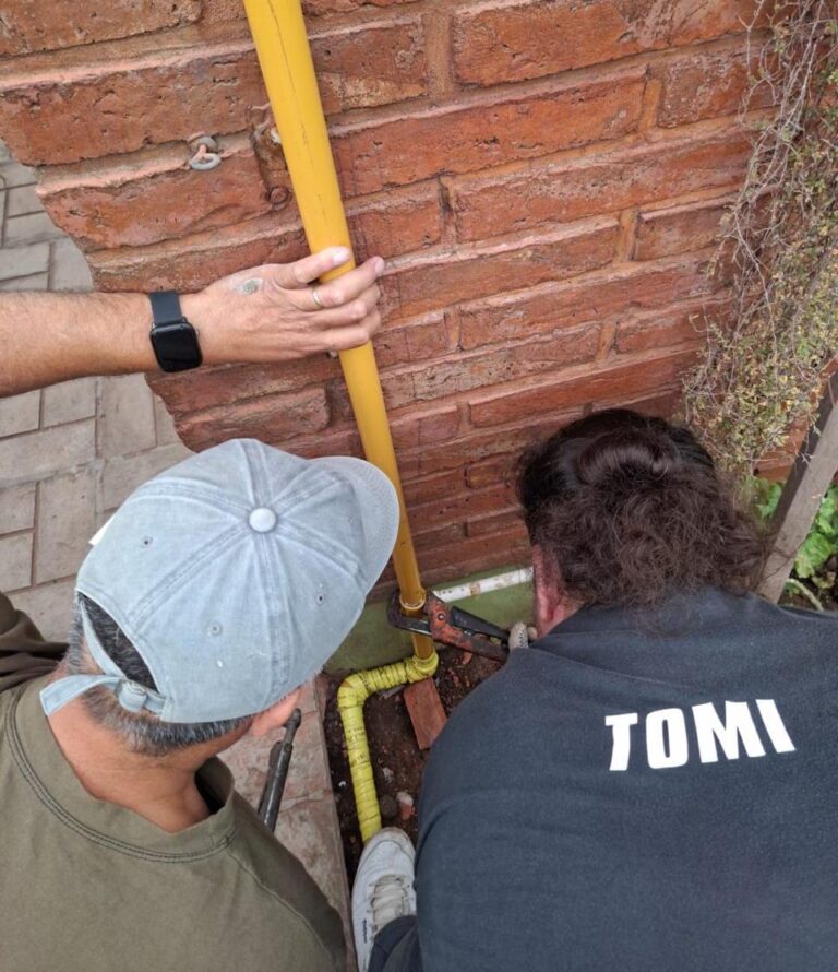 Gas para tres viviendas del barrio Los Abuelos gracias a un trabajo conjunto entre instituciones
