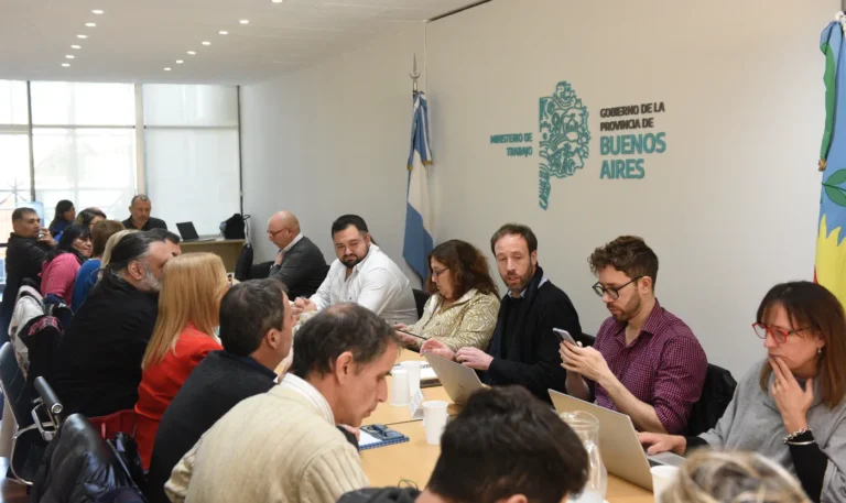 La Provincia ofreció a los gremios docentes un aumento salarial del 7% en dos tramos y convocó a reabrir la paritaria en septiembre