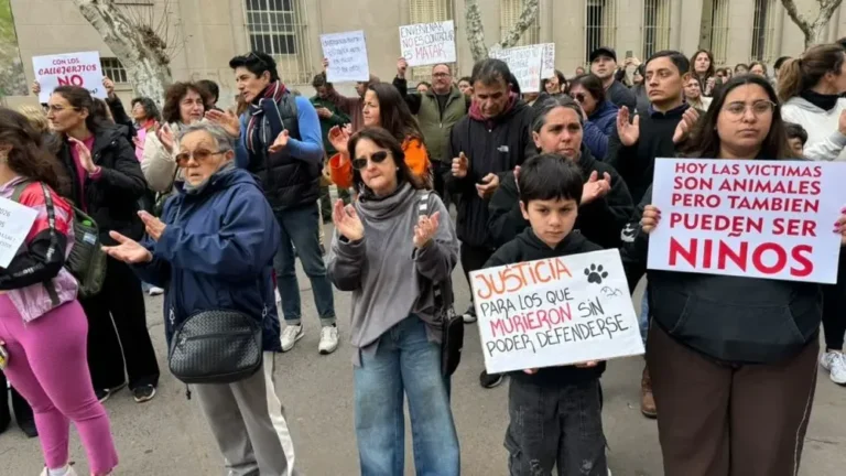 Unas 200 personas marcharon en Bolívar para reclamar justicia por el envenenamiento masivo de perros