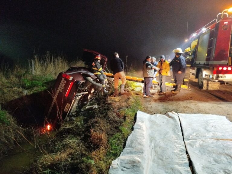 Vuelco de una Ford F100 en un camino rural de Suipacha: tres personas fueron trasladadas al hospital y resultaron ilesas