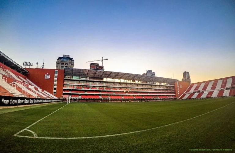 Estudiantes de La Plata promociona su estadio, pero cobra solo por mirar la cancha