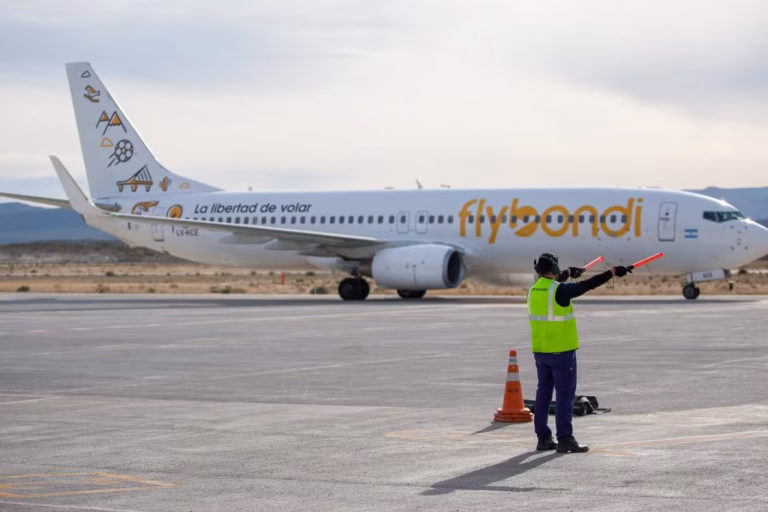 Flybondi, entre cancelaciones y reclamos estafó a un contingente de ‘Madrugaores del 9’ incluido el obispo de Santo Domingo