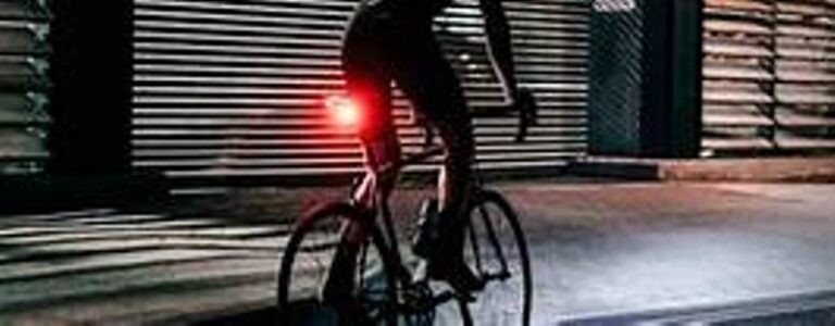 Una adolescente fue atropellada cuando circulaba en bicicleta y el conductor escapó