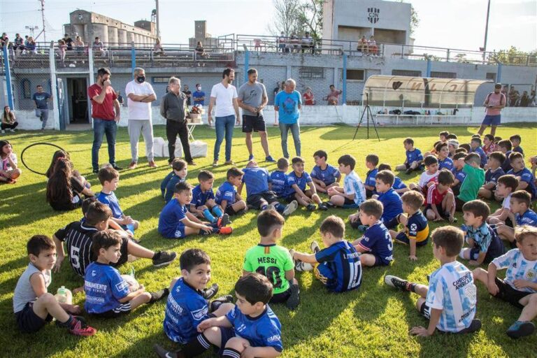 Petrecca presentó el programa provincial “Dibu” Martínez para fortalecer a los clubes de barrio bonaerenses