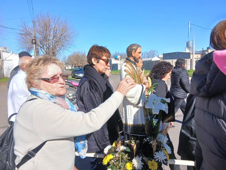 San Cayetano reunió a nuevejulienses en una emotiva procesión por calles de la ciudad
